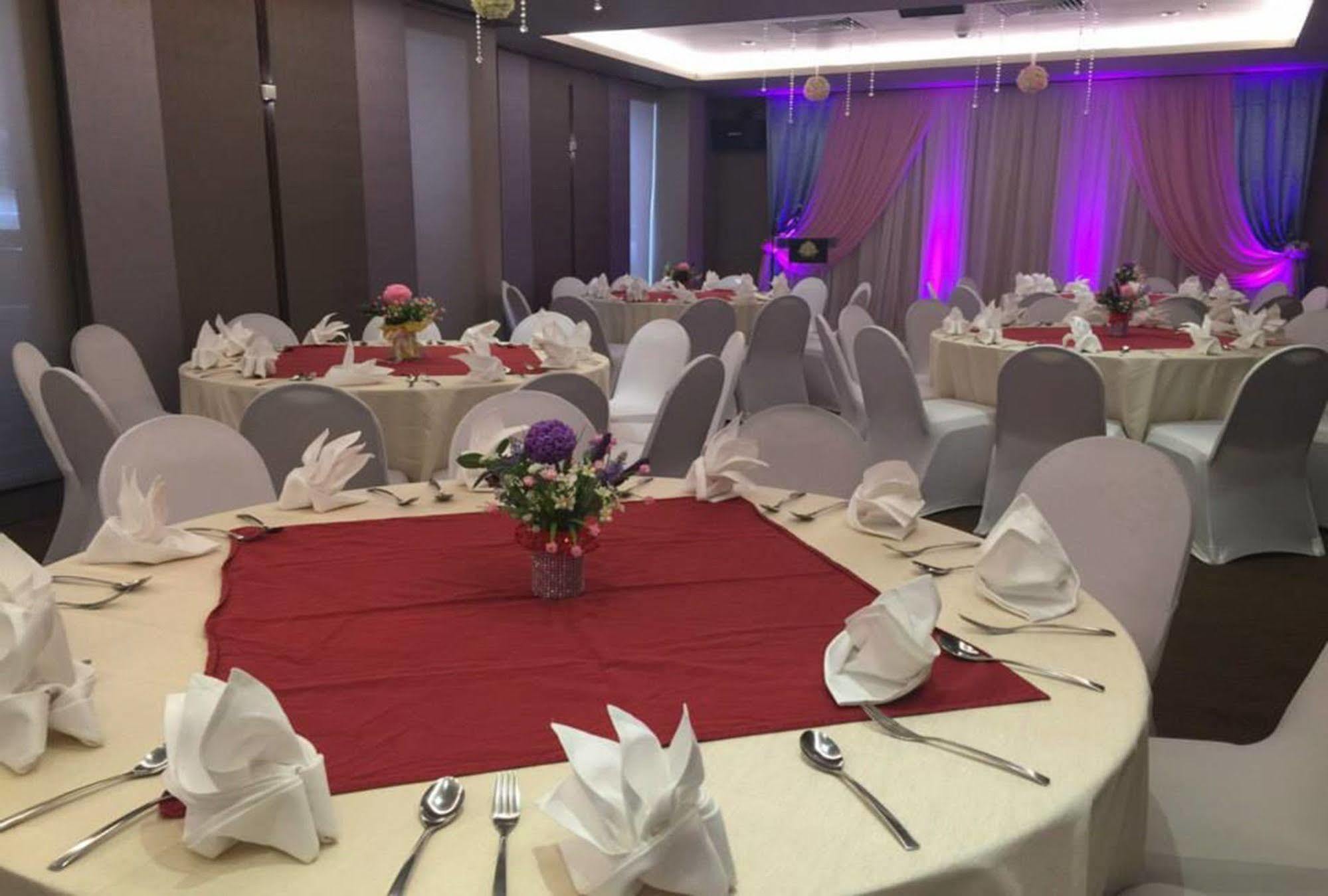 The Brunei Hotel Bandar Seri Begawan Bagian luar foto